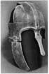 Коппергейтский (или Йоркский) шлем, наиболее впечатляющая находка за последние годы. Датируется ок. 750 г., был найден на землях королевства Нортумбрии. Теменные и нащечные доспехи представляют собой железные пластины, декорированные каймой из медного сплава. При раскопках также была найдена, не показанная здесь, великолепная нашейная бармица. (Йоркское археологическое общество)