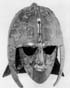 Одна из наиболее грандиозных находок англосаксонского периода, шлем из Саттон Ху в Саффолке. Был найден при раскопках погребального королевского корабля, возможно, принца Восточной Англии (ок. 620 г.). Предположительно, при захоронении возраст шлема значительно превышал 100 лет. (Британский музей)