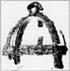«Шлем Бенти Гранж»,  найден в 1848 г. на ферме Бенти Гранж в Дербишире. Возможно, VII в., нортумбрийского происхождения, сильно пострадал от коррозии, пространство между железными пластинами каркса, скорее всего, первоначально было заполнено роговыми пластинами. Навершие шлема увенчивает фигурка кабана, украшенная краплением латуневых точек. Глубокий желобок вдоль позвоночника кабана первоначально мог содержать гребень(султан) из конских волос. (Шеффилдский городской музей)